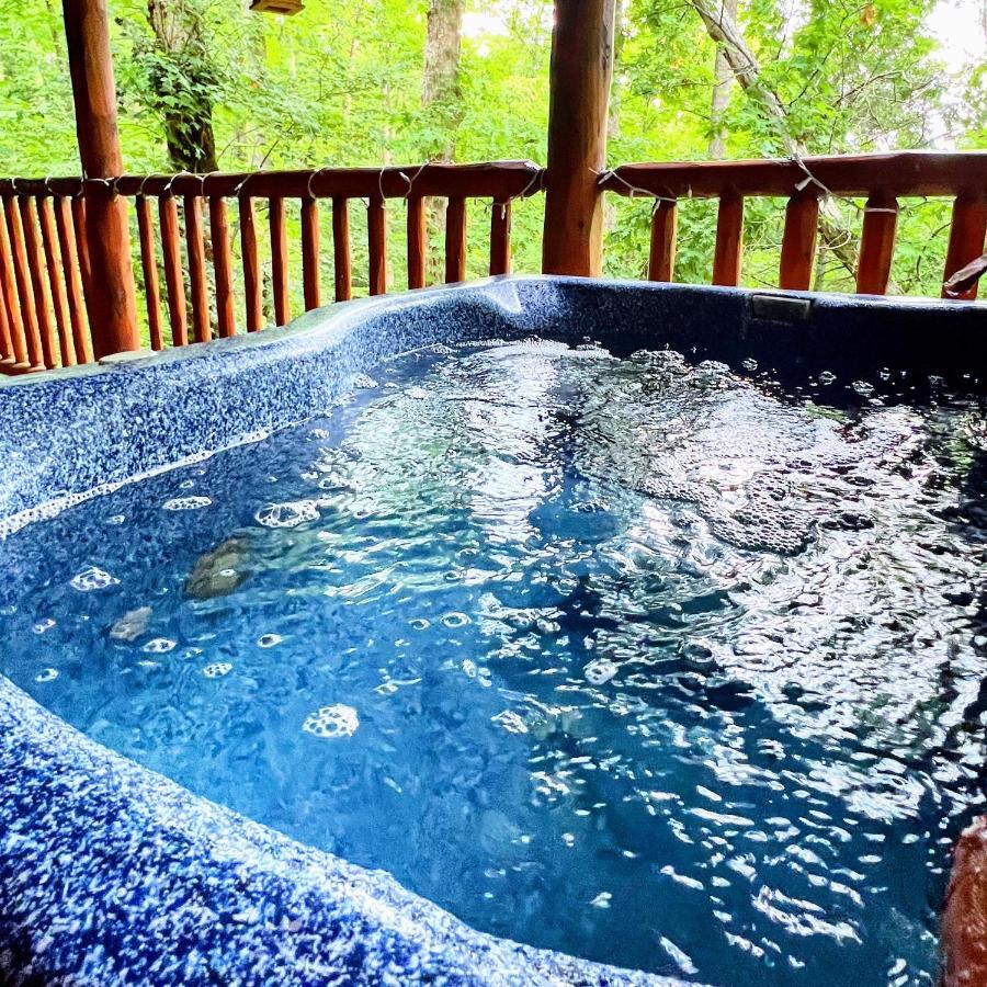 גטלינבורג Mountain Joy -Private Treehouse Style Cabin That Sleeps 4-Free Tickets מראה חיצוני תמונה